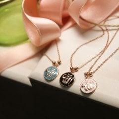 Tasarım Mineli, Allah Yazılı Kolye