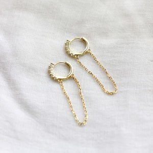 Zincirli ve Tek Sıra Taşlı Halka Küpe