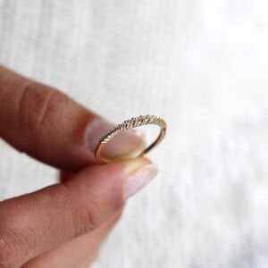 Süzme Sıra Taşlı Yüzük