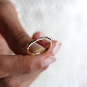 Sıra Taşlı Köşeli Yüzük