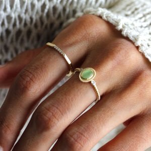 Sıra Taşlı Köşeli Yüzük