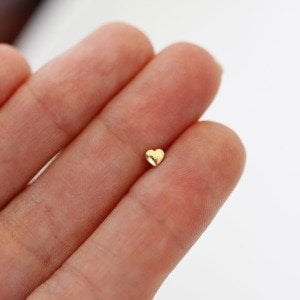 Mini Bombeli Kalp Tragus Küpe
