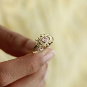 Hilal Motifli Pembe Taşlı Yüzük