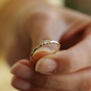 Dainty Köşeli Üç Taş Yüzük