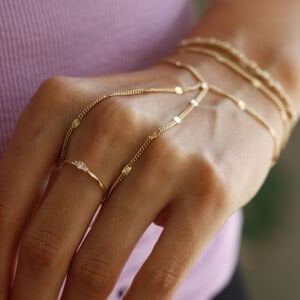 Dainty Köşeli Üç Taş Yüzük