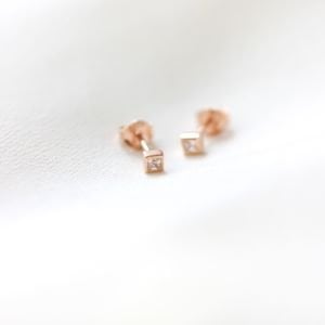 Mini Kare Tek Taş Küpe