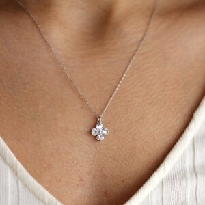 Kalp Taşlı Yonca Kolye