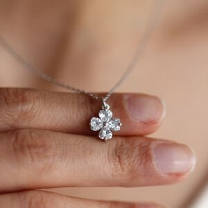 Kalp Taşlı Yonca Kolye