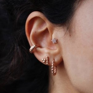 Dört Top Vidalı Küpe