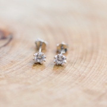 8 Tırnaklı Mini Tektaş Küpe