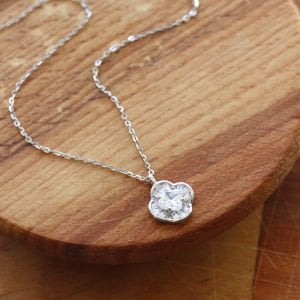 Yonca Kesim Taşlı Baget Kolye