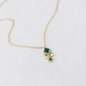 Yeşil Taşlı Kare Tasarım Kolye