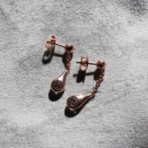 Damla Sallantılı Top Küpe